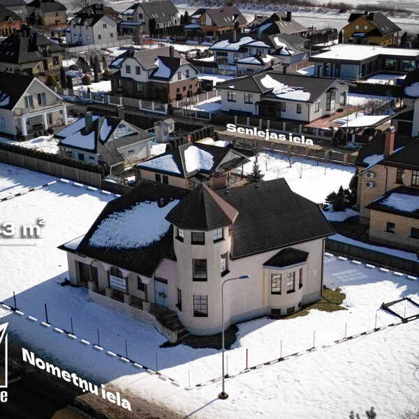 Privātmāja ar zemes gabala robežām un grafiskiem apzīmējumiem