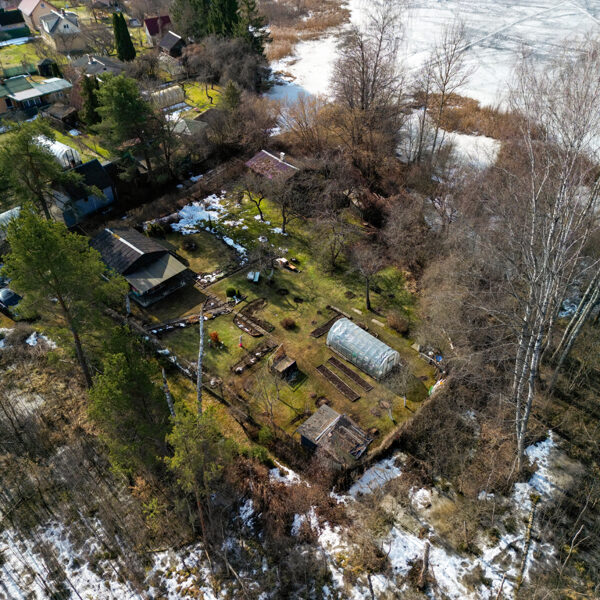 Zemes gabala un vasarnīcas aerofotouzņēmums Zirgezera krastā