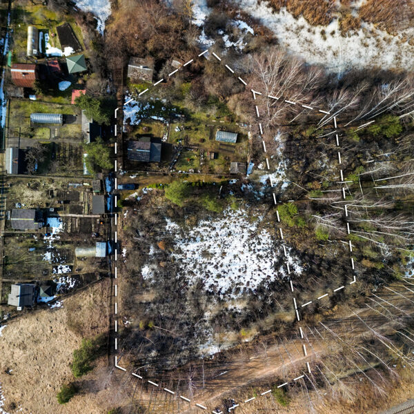 Zemes gabals, kas ietver māju un nelielu meža masīvu, skats skats tieši no augšas